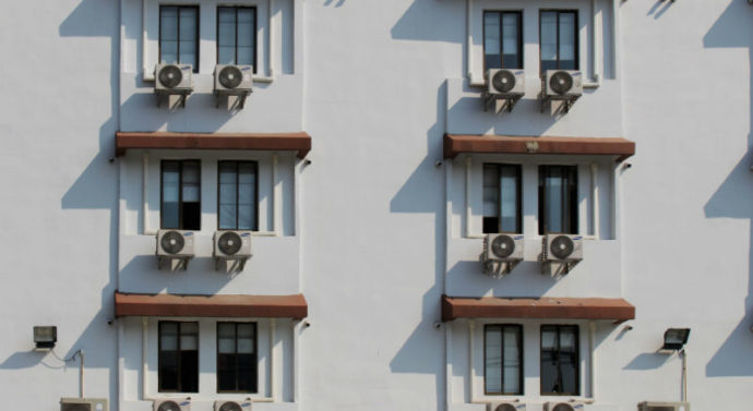 Comment protéger et cacher une clim ?