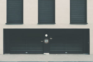 porte de garage automatique noire dans une copropriété