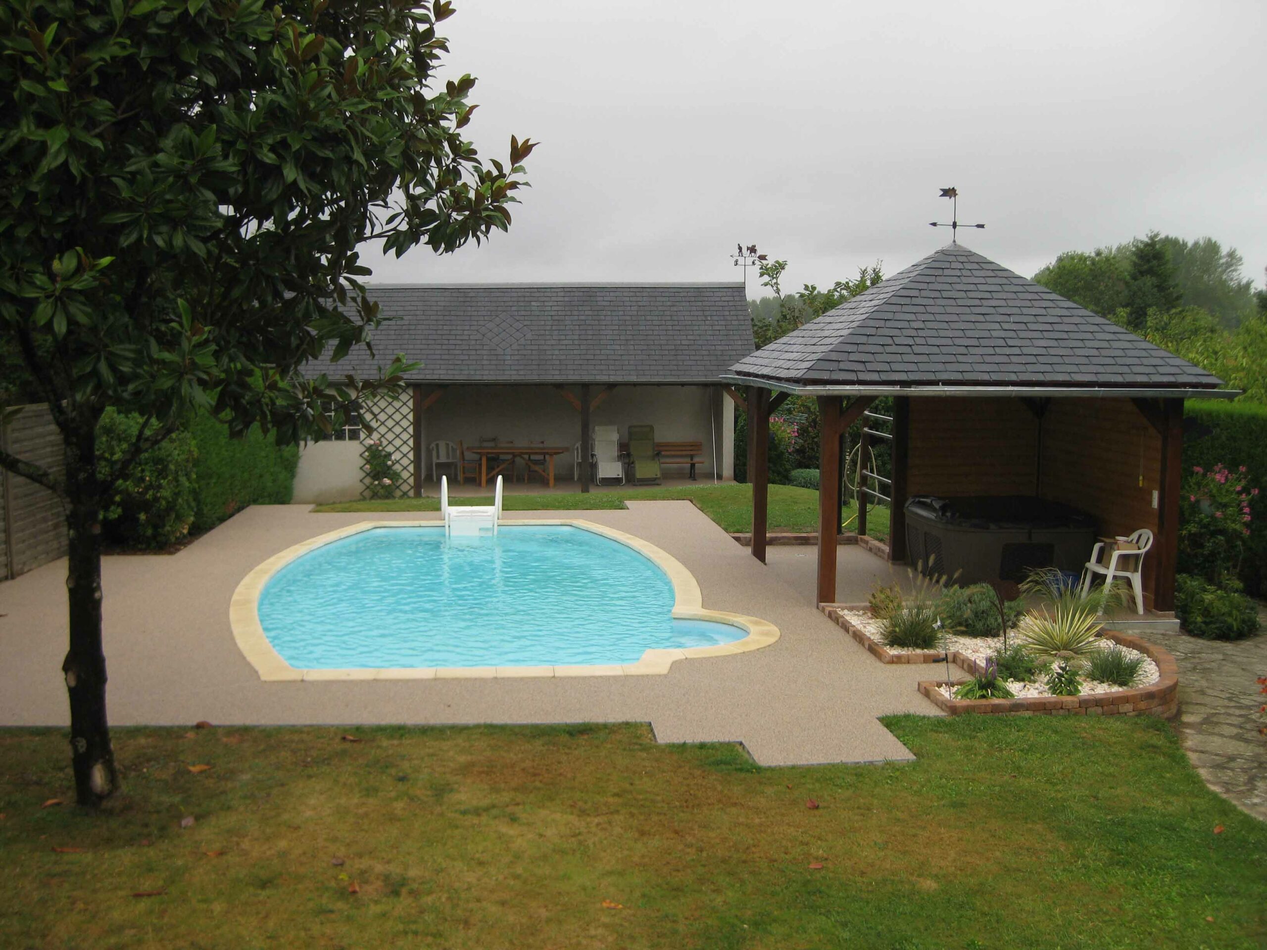 Du granulat de marbre autour d'une piscine