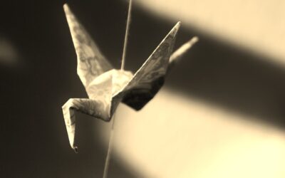 Créer un mobile d’oiseaux en papier origami.