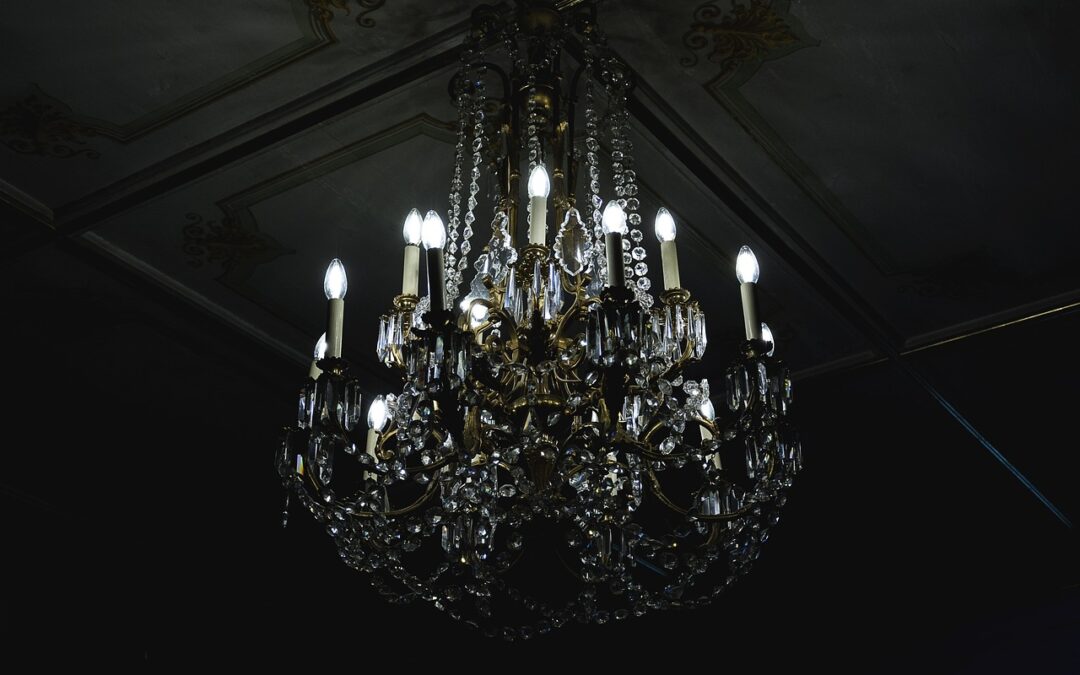 Fabriquer un lustre en papier recyclé.