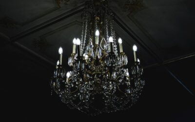 Fabriquer un lustre en papier recyclé.