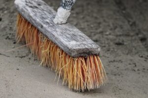 Un balai brosse