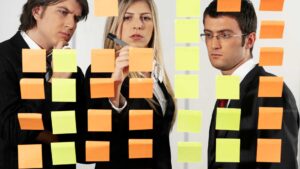 Équipe de travail en pleine organisation avec des post it