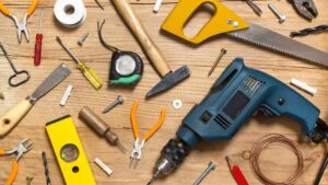 Outils de bricolage posé sur un fond en bois