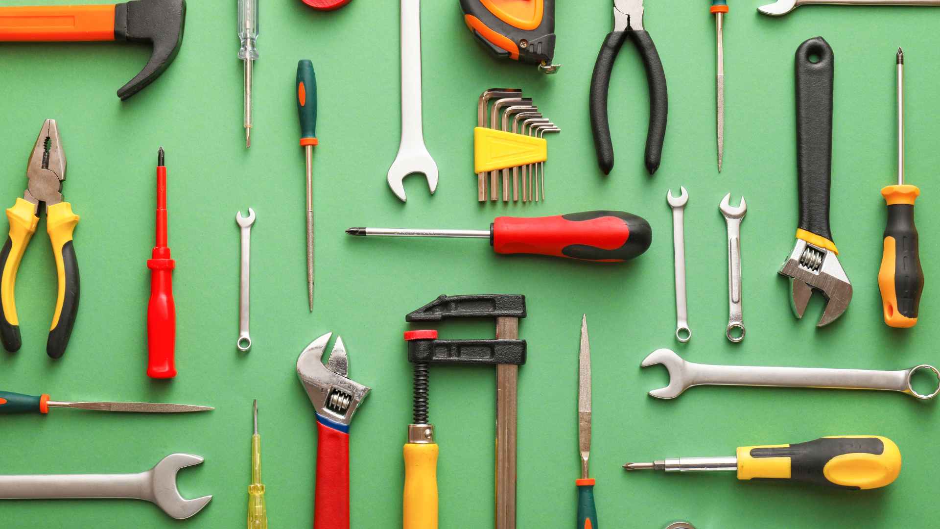 Plusieurs outils éparpillé sur un fond vert