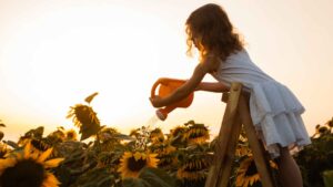 Enfant dans son jardin