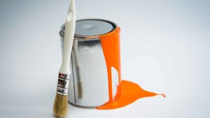 Pot de peinture orange