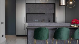 Cuisine grise avec des chaises vertes
