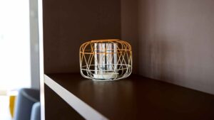 Petite lampe de décoration sur une étagère