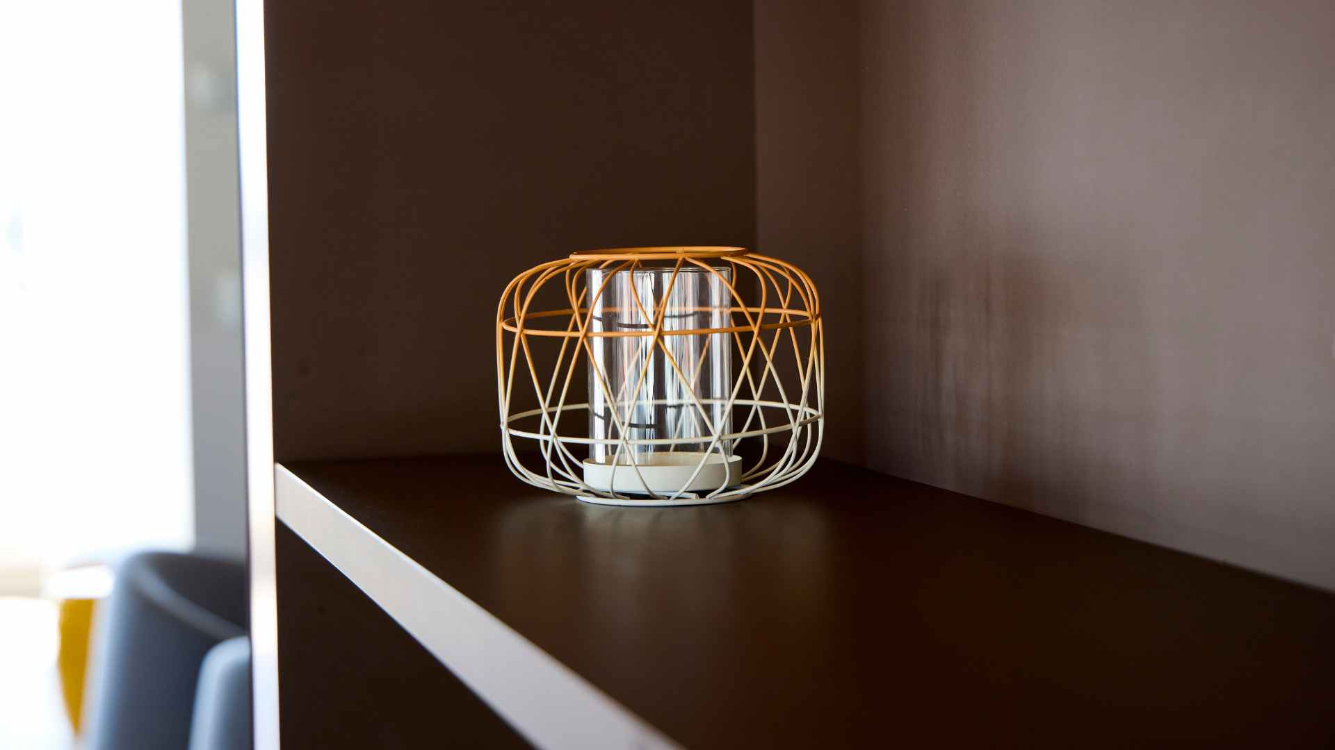 Petite lampe de décoration sur une étagère