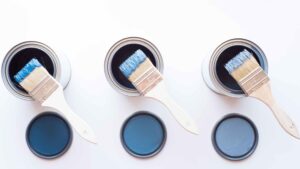 Trois pots de peinture bleu
