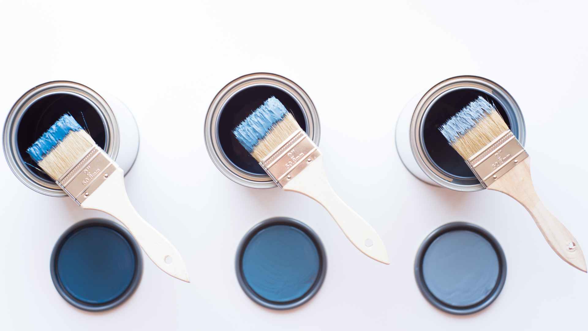 Trois pots de peinture bleu