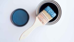 Pot de peinture bleu