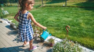 Enfant dans son jardin