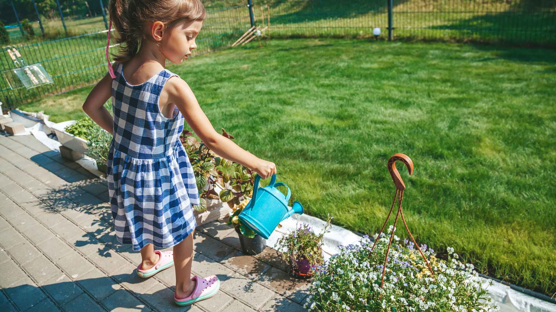 Enfant dans son jardin