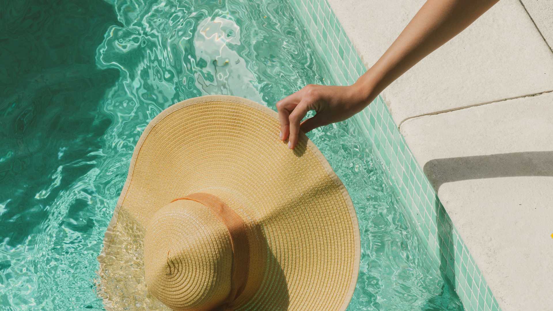 Chapeau au dessus d'une piscine